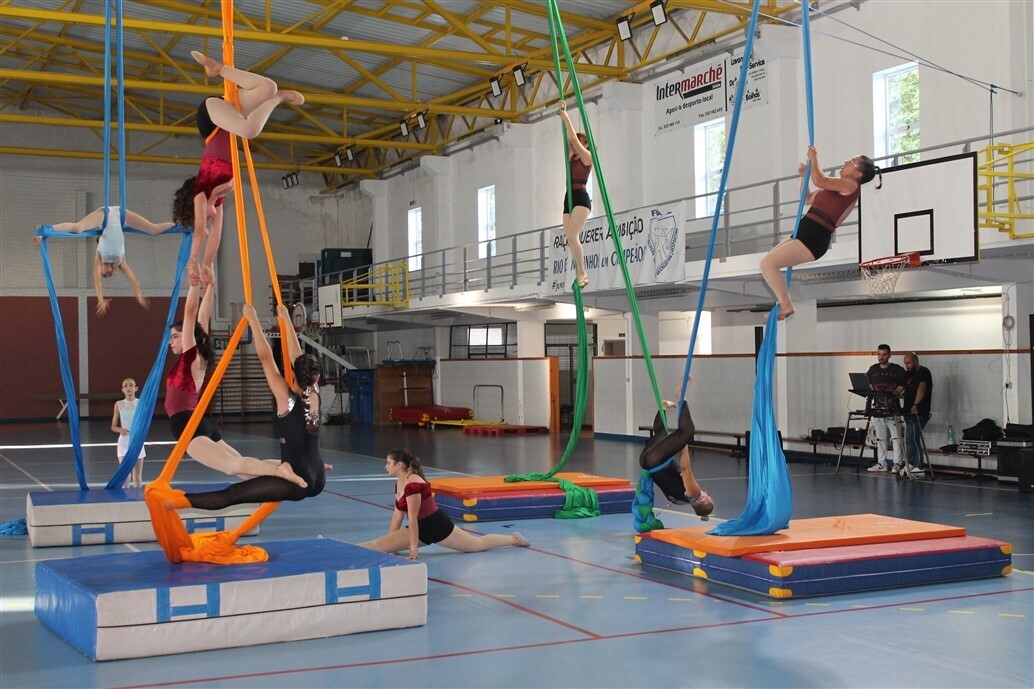 Espetáculo do final de ano letivo da Escola Municipal de Acrobacia Aérea foi fantástico