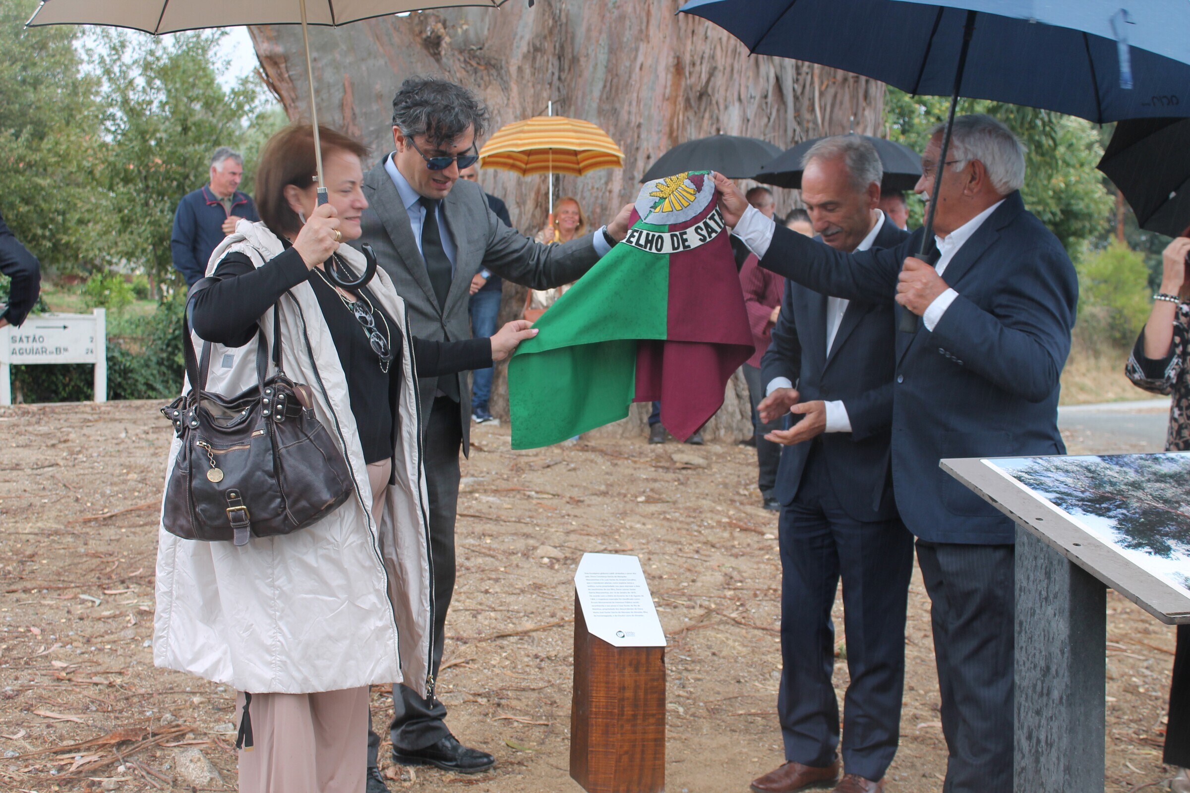Câmara Municipal de Sátão homenageou a Família Xavier de Rio de Moinhos pela doação de terreno e ...